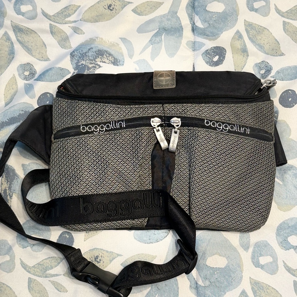 Baggallini Black and Gray Belt Bag